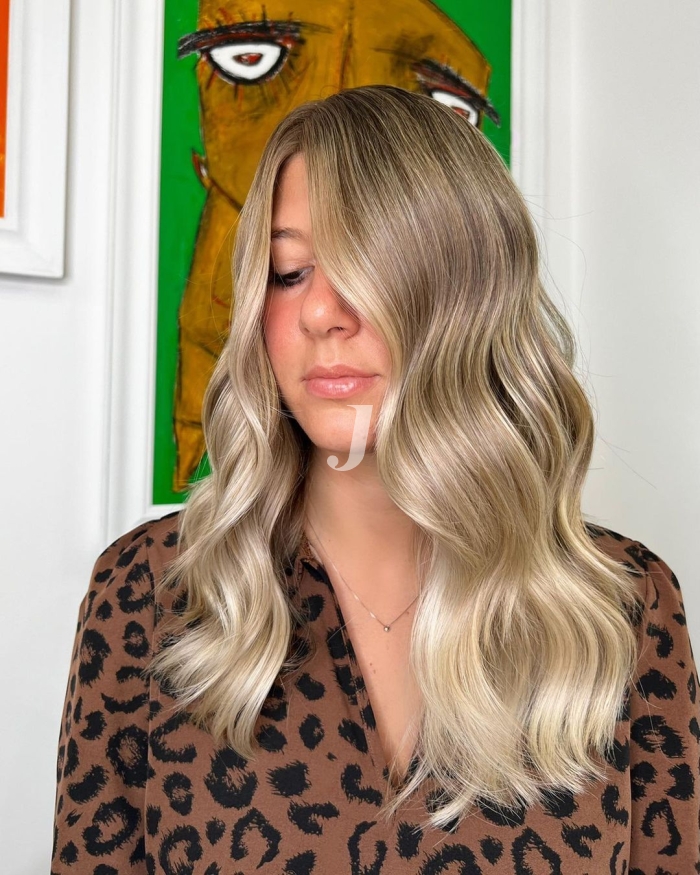 Foto di donna con capelli lunghi biondo chiarissimo perla