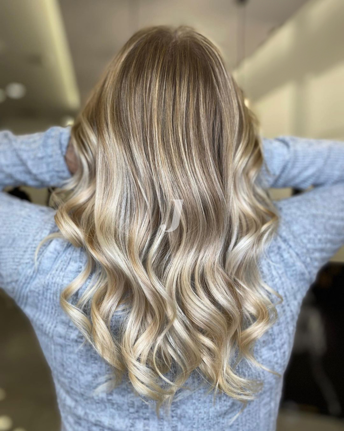 Foto di donna con capelli lunghi biondo chiarissimo perla