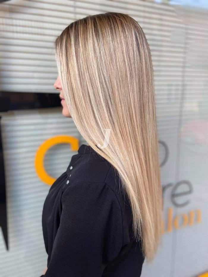 Foto di donna con capelli lunghi biondo chiarissimo perla