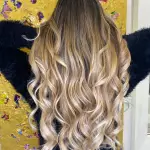 Foto di donna con capelli lunghi biondo chiarissimo perla