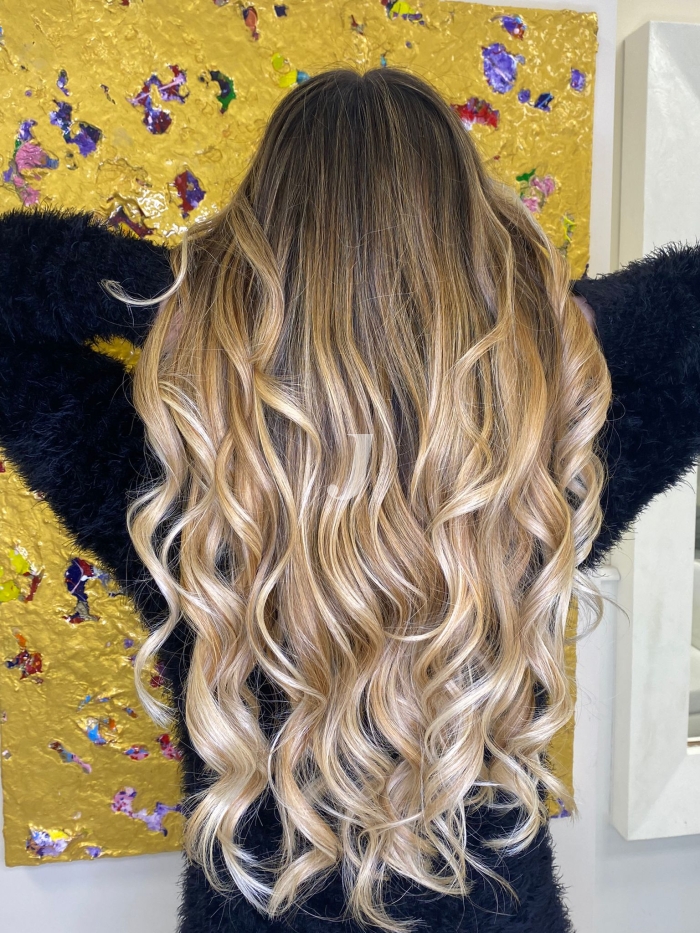 Foto di donna con capelli lunghi biondo chiarissimo perla