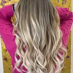 Foto di donna con capelli lunghi biondo chiarissimo perla