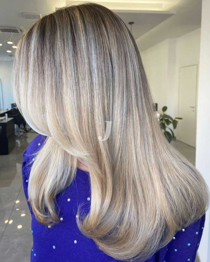 Foto di donna con capelli lunghi biondo chiarissimo perla