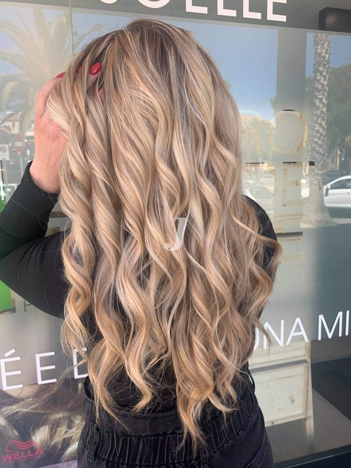 Foto di donna con capelli lunghi biondo chiarissimo perla