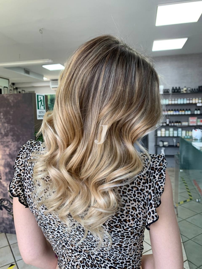 Foto di donna con capelli lunghi biondo chiarissimo perla