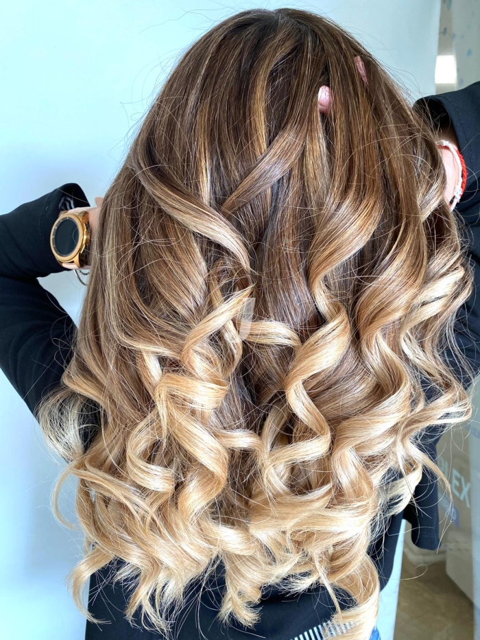 Foto di donna con capelli lunghi biondo chiarissimo perla