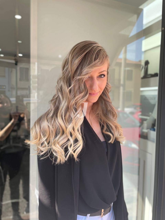 Foto di donna con capelli lunghi biondo chiarissimo perla