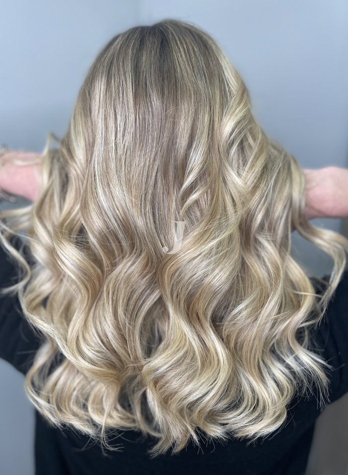 Foto di donna con capelli lunghi biondo chiarissimo perla