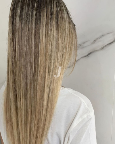 Foto di donna con capelli lunghi biondo chiarissimo perla