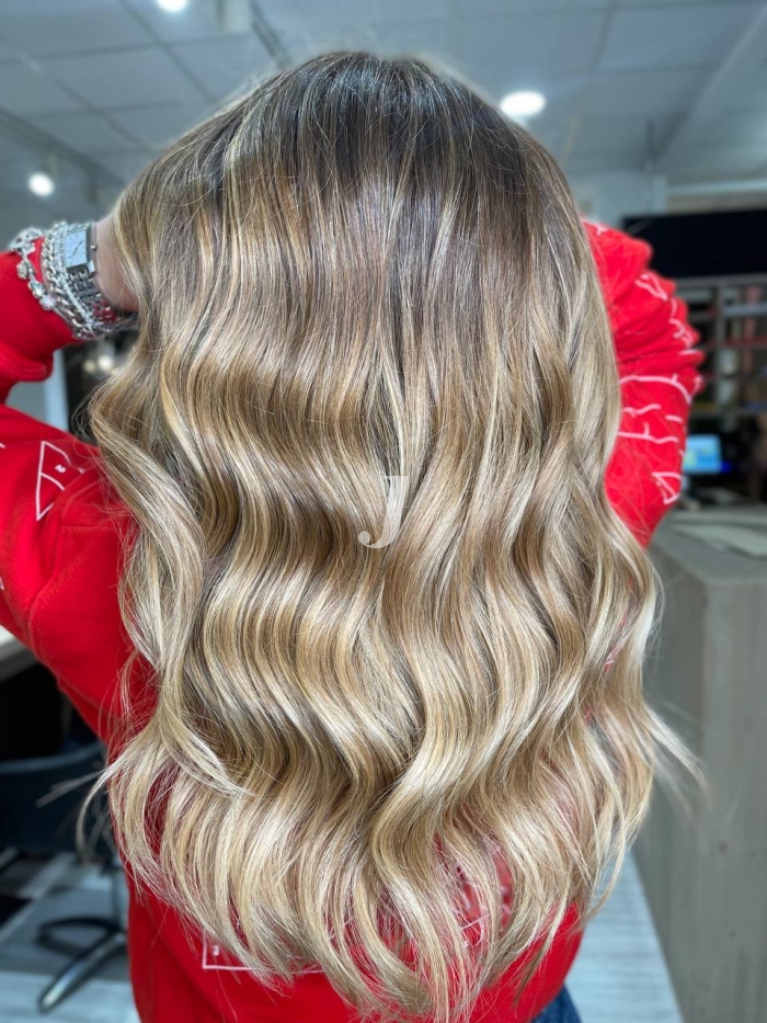 Foto di donna con capelli lunghi biondo chiarissimo perla