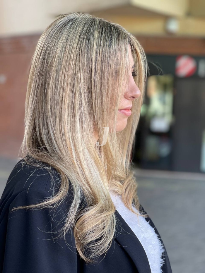 Foto di donna con capelli lunghi biondo chiarissimo perla