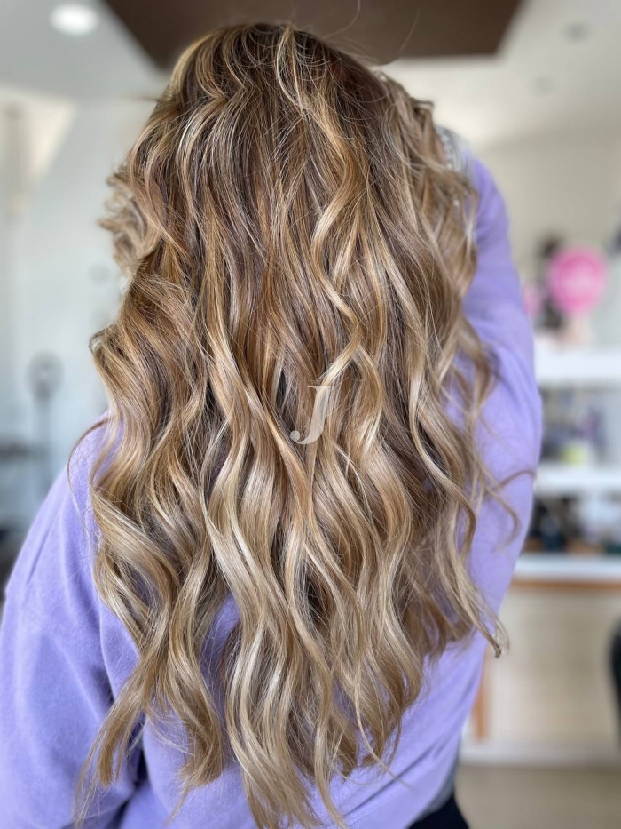 Foto di donna con capelli lunghi biondo chiarissimo perla