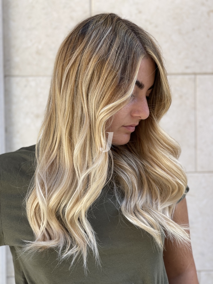 Foto di donna con capelli lunghi biondo chiarissimo perla