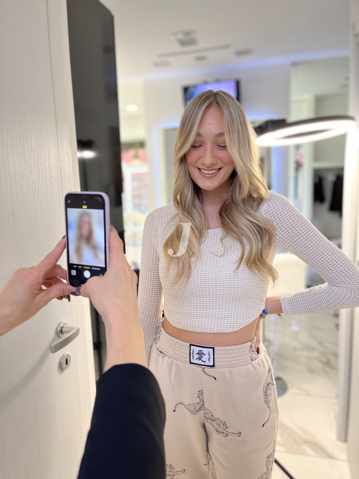 Foto di donna con capelli lunghi biondo chiarissimo perla