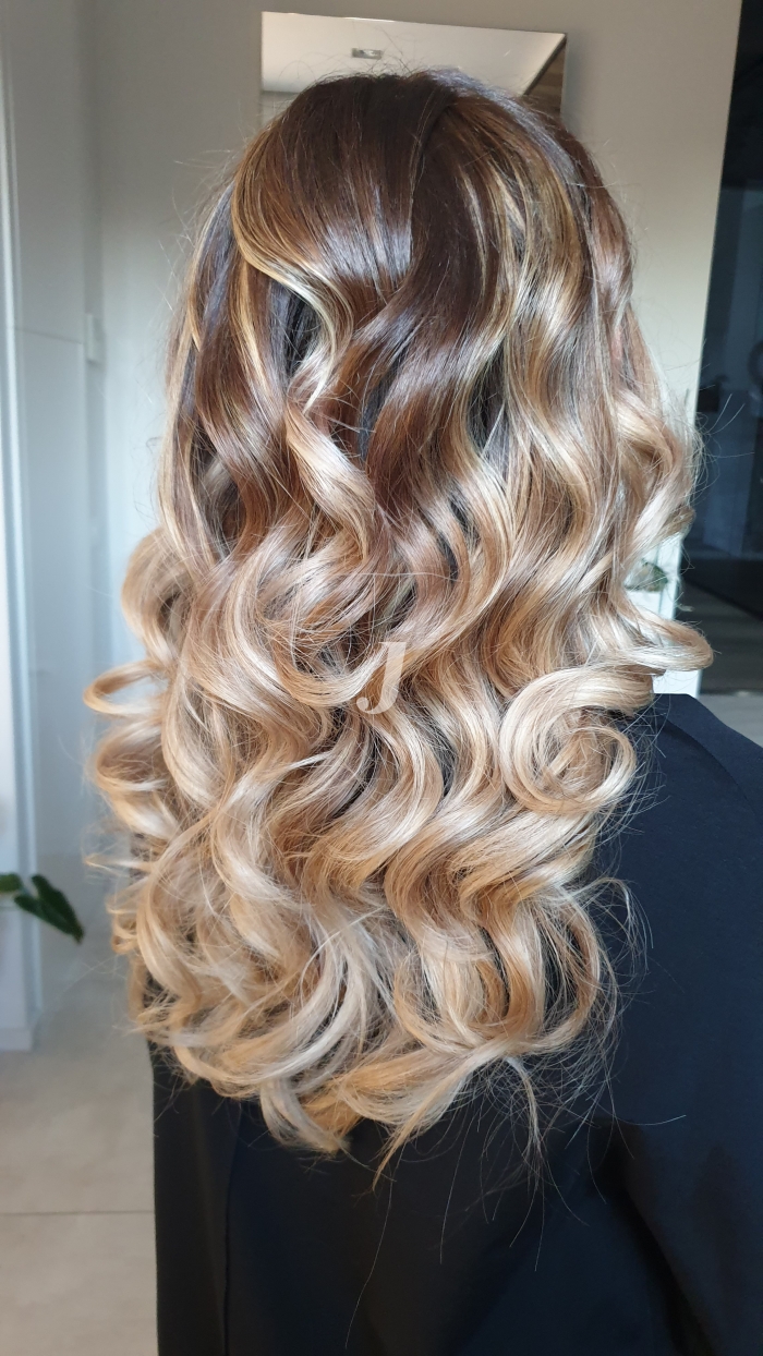 Foto di donna con capelli lunghi biondo chiarissimo perla