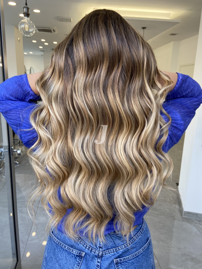 Foto di donna con capelli lunghi biondo chiarissimo perla