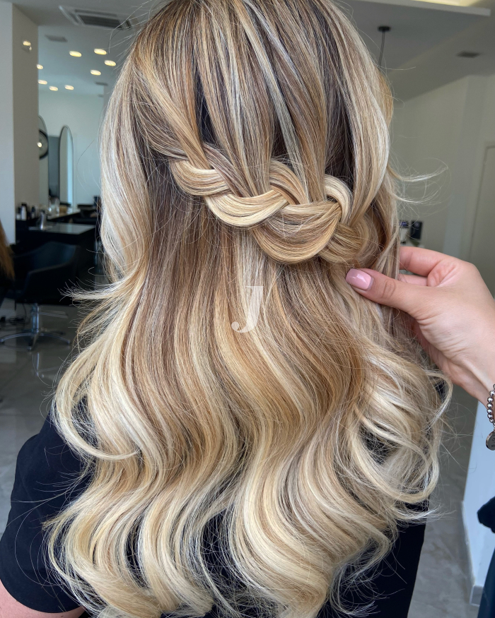 Foto di donna con capelli lunghi biondo chiarissimo perla