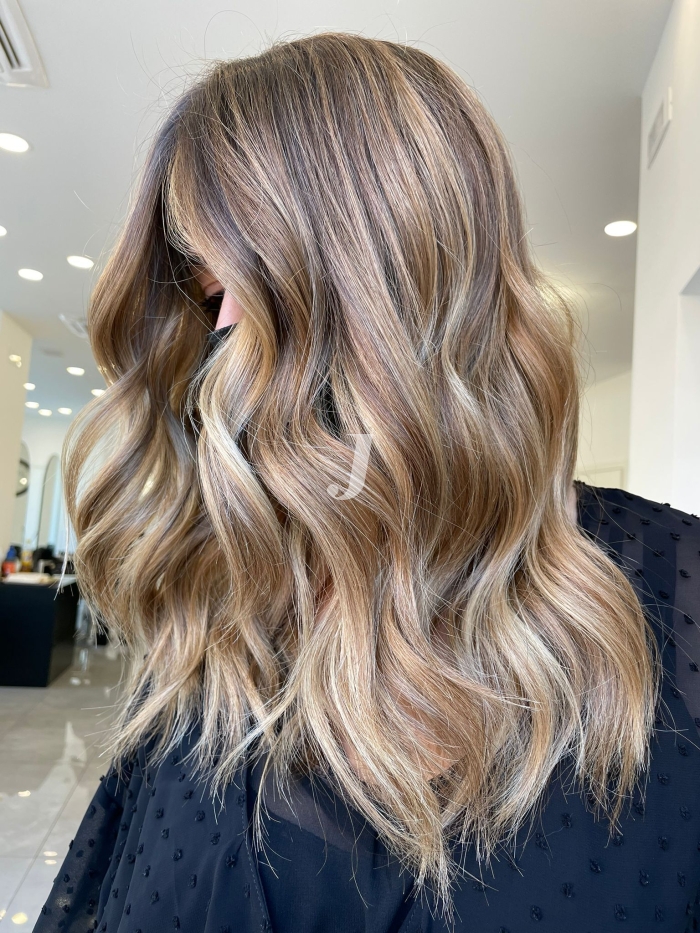 Foto di donna con capelli lunghi biondo chiarissimo perla