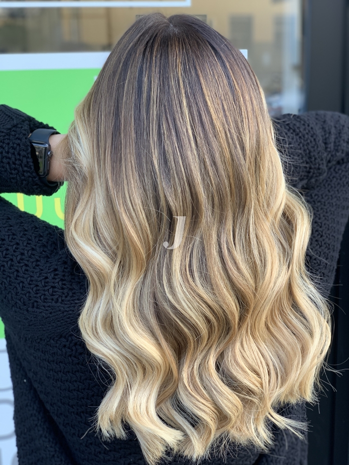 Foto di donna con capelli lunghi biondo chiarissimo perla