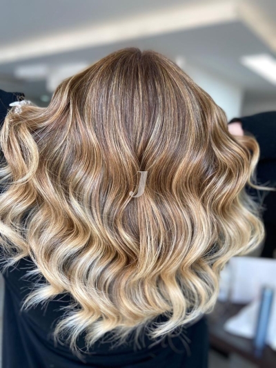 Foto di donna con capelli lunghi biondo chiarissimo perla