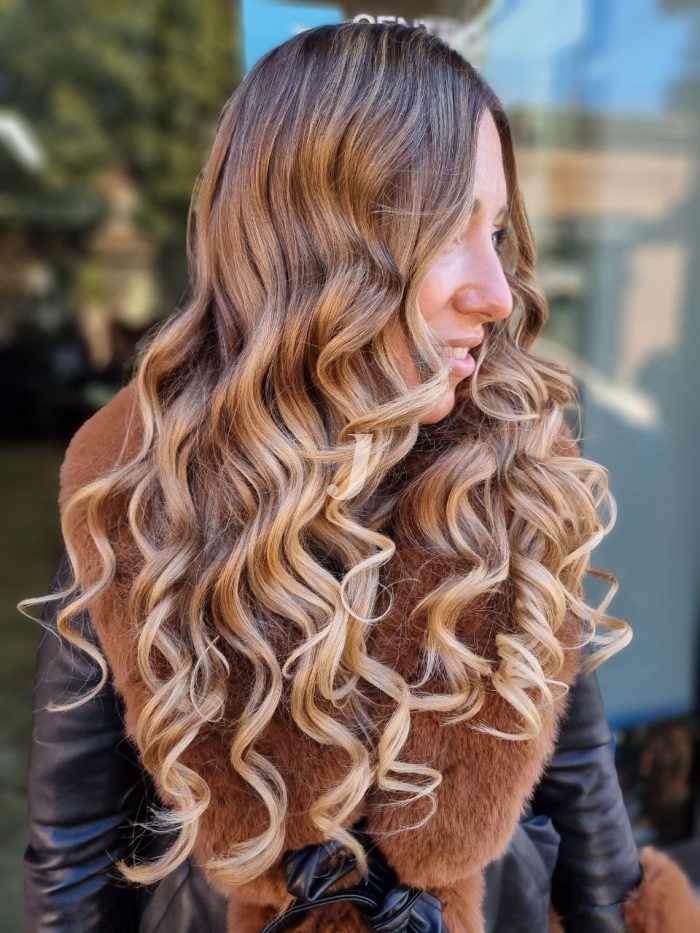 Foto di donna con capelli lunghi biondo chiarissimo perla