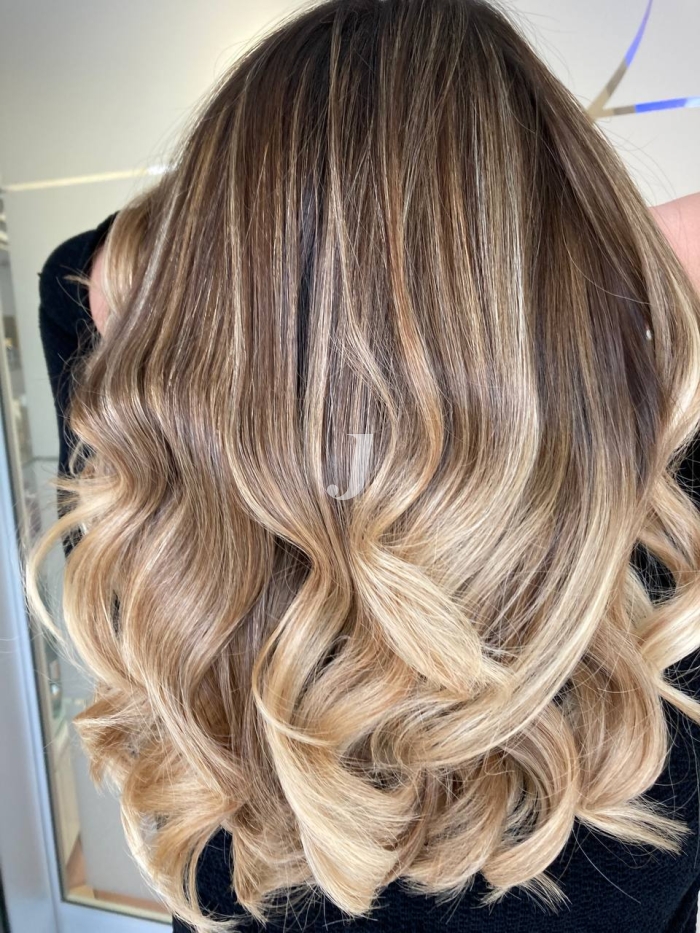 Foto di donna con capelli lunghi biondo chiarissimo perla