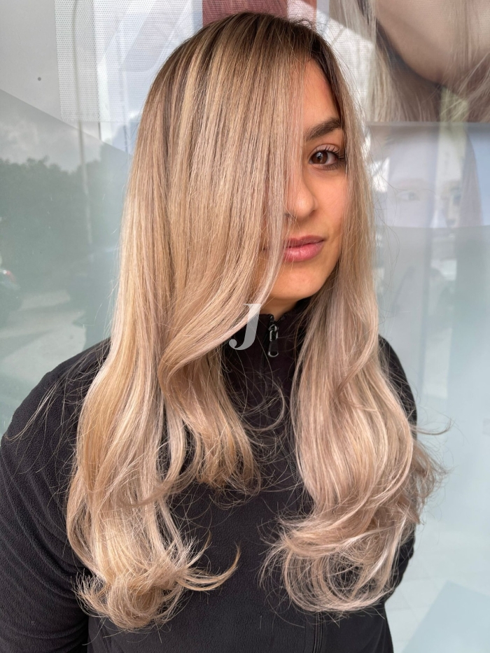 Foto di donna con capelli lunghi biondo chiarissimo perla