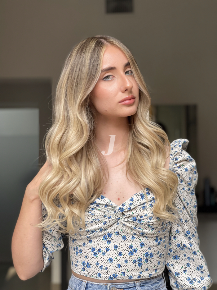 Foto di donna con capelli lunghi biondo chiarissimo perla