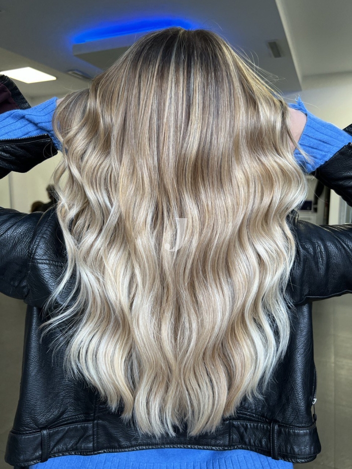 Foto di donna con capelli lunghi biondo chiarissimo perla