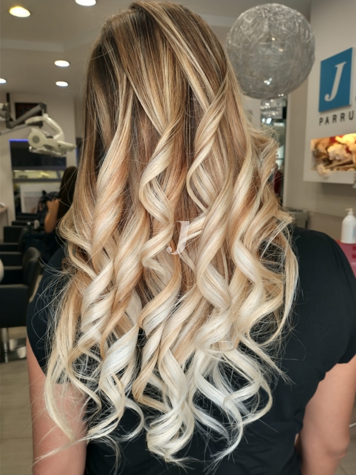 Foto di donna con capelli lunghi biondo chiarissimo perla