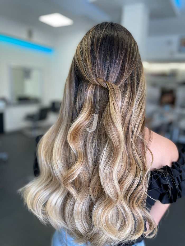 Foto di donna con capelli lunghi biondo chiarissimo perla