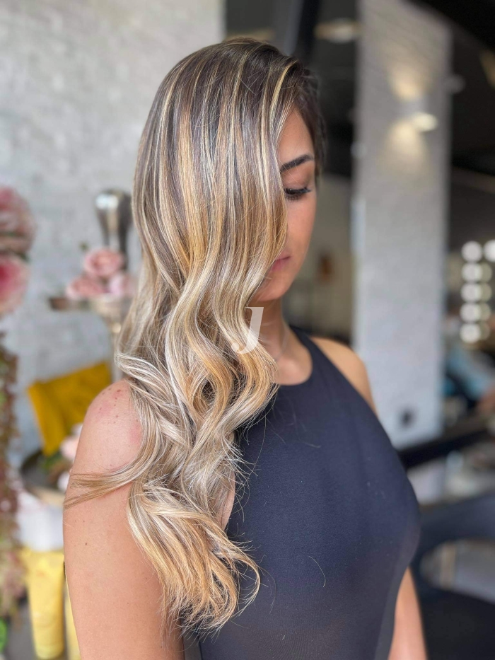 Foto di donna con capelli lunghi biondo chiarissimo perla