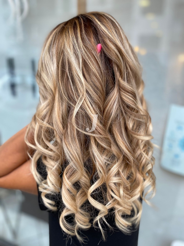 Foto di donna con capelli lunghi biondo chiarissimo perla