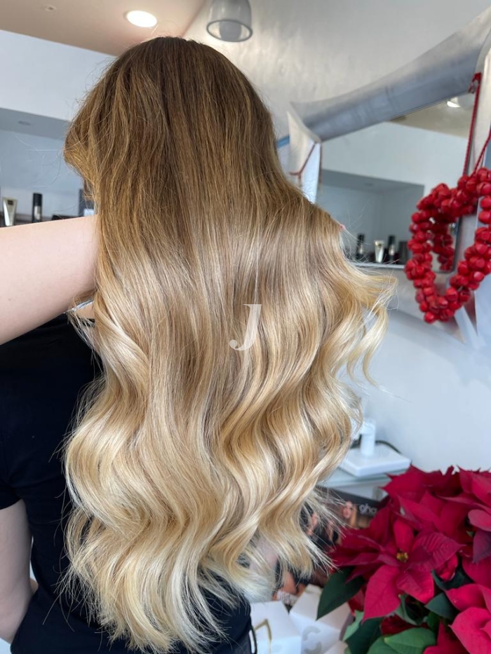 Foto di donna con capelli lunghi biondo chiarissimo perla