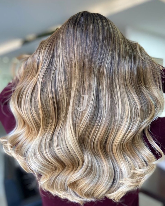 Foto di donna con capelli lunghi biondo chiarissimo perla