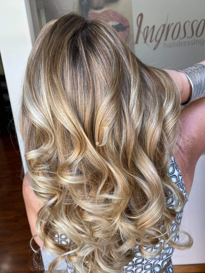 Foto di donna con capelli lunghi biondo chiarissimo perla