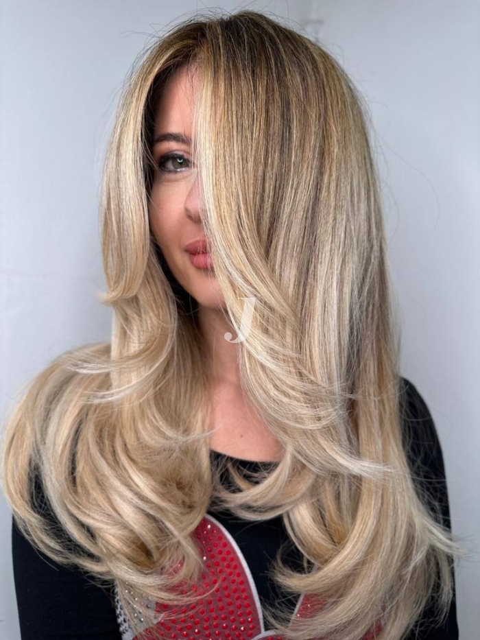 Foto di donna con capelli lunghi biondo chiarissimo perla