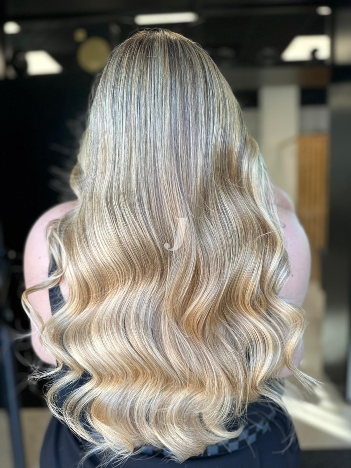 Foto di donna con capelli lunghi biondo chiarissimo perla