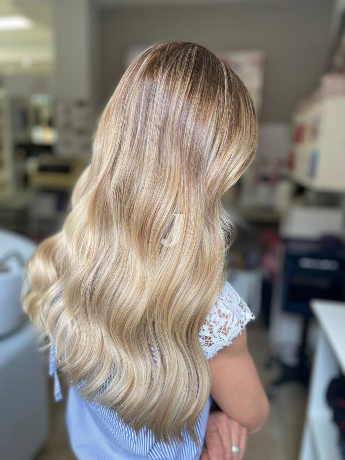 Foto di donna con capelli lunghi biondo chiarissimo perla