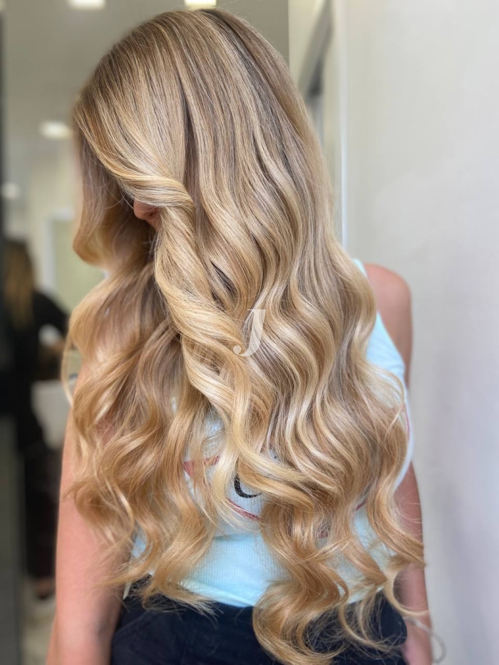 Foto di donna con capelli lunghi biondo chiarissimo perla