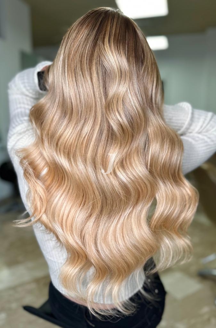 Foto di donna con capelli lunghi biondo chiarissimo perla