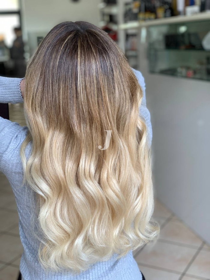 Foto di donna con capelli lunghi biondo chiarissimo perla