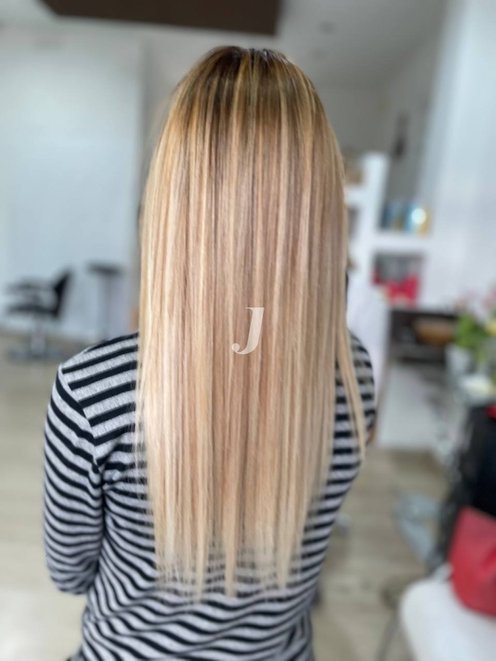 Foto di donna con capelli lunghi biondo chiarissimo perla