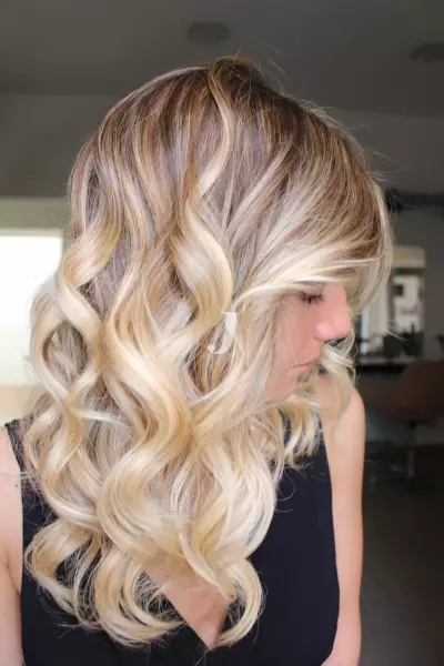 Foto di donna con capelli lunghi biondo platino dorato