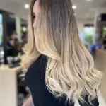 Foto di donna con capelli lunghi biondo platino dorato