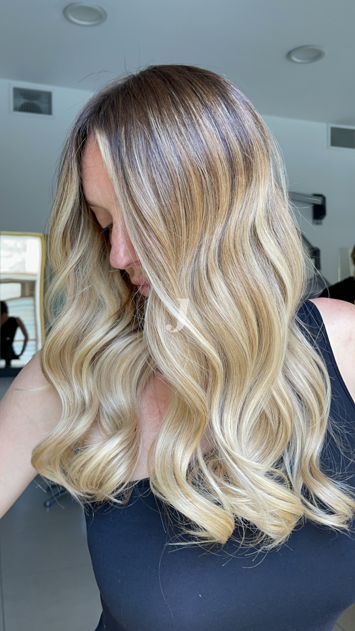 Foto di donna con capelli lunghi biondo platino dorato