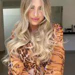 Foto di donna con capelli lunghi biondo platino dorato