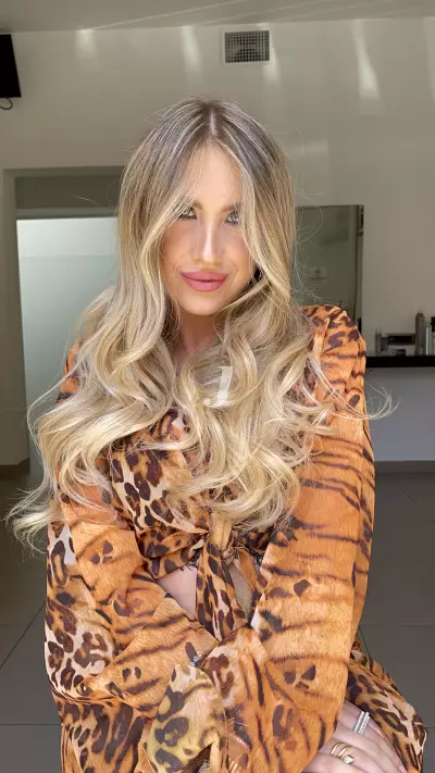 Foto di donna con capelli lunghi biondo platino dorato