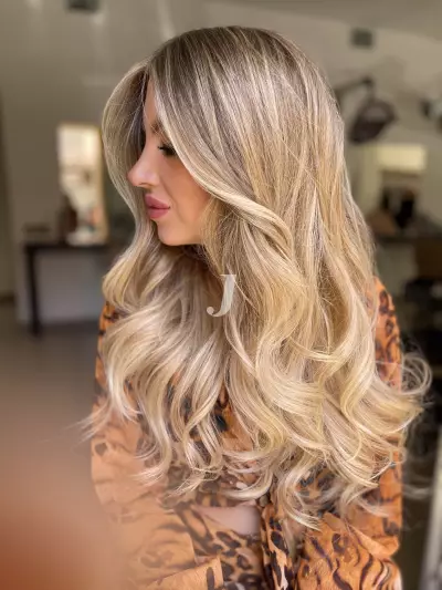 Foto di donna con capelli lunghi biondo platino dorato