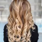 Foto di donna con capelli lunghi biondo platino dorato